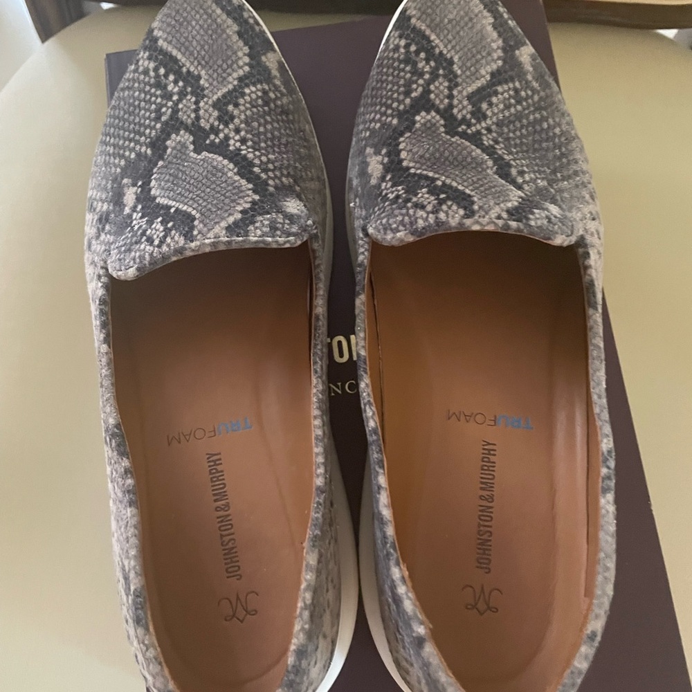 Johnston & Murphy EUC slip on shoe/ sneaker- worn 2x- Very clean -taupe& black - Picture 2 of 5